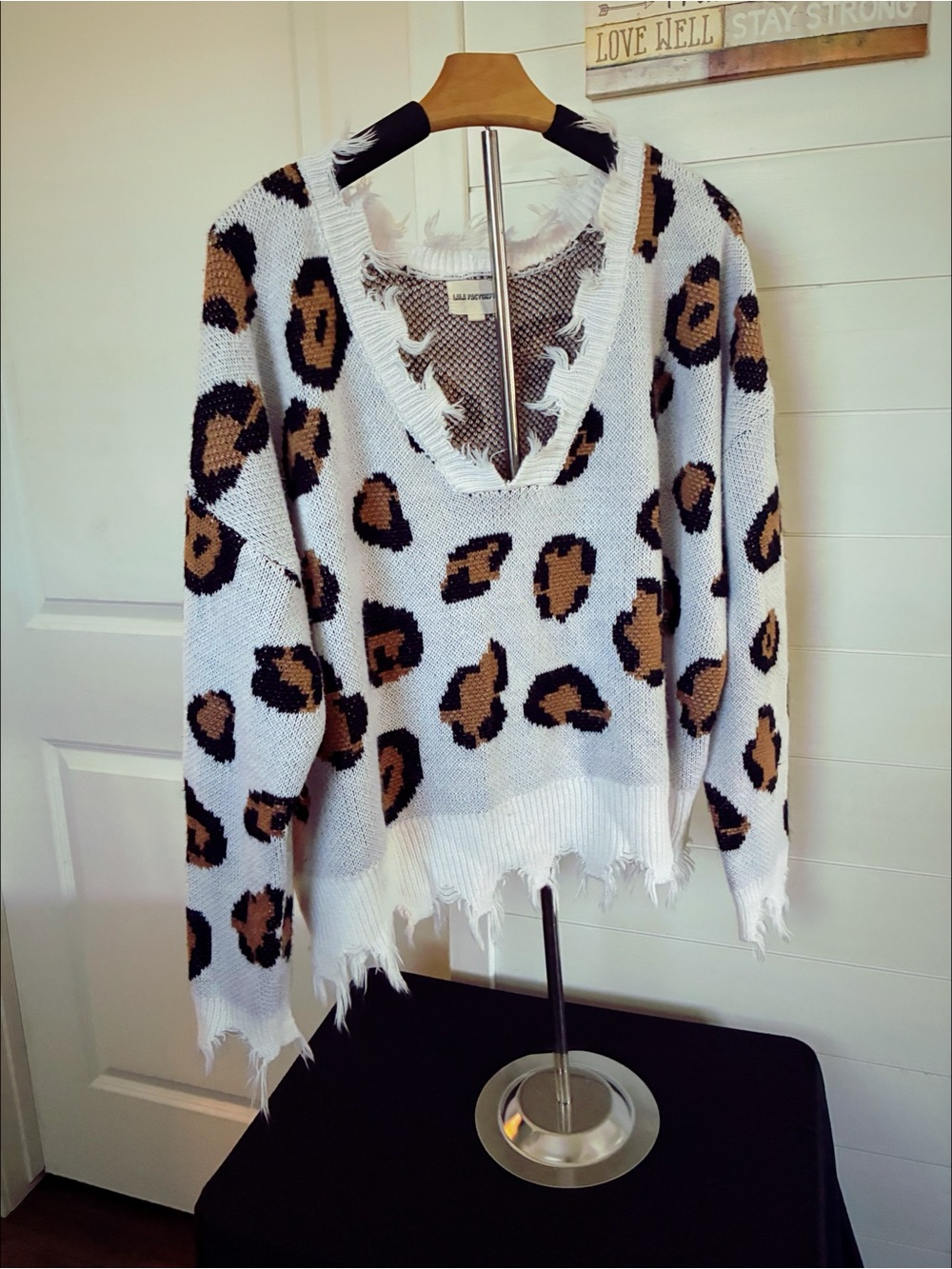 🩷 Leopard Print Distressed V-Neck Sweater - White and Brown